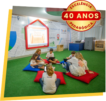 Alunos estudando em notebooks na sala do Google